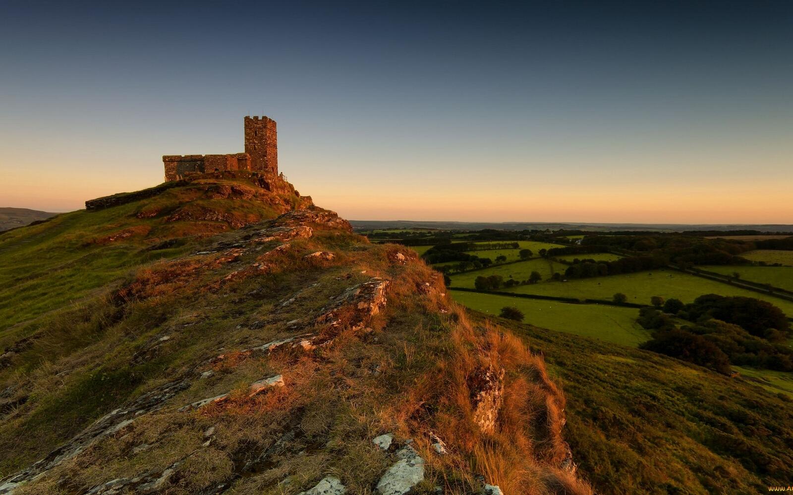 Бесплатное фото Крепость на вершине горы на закате