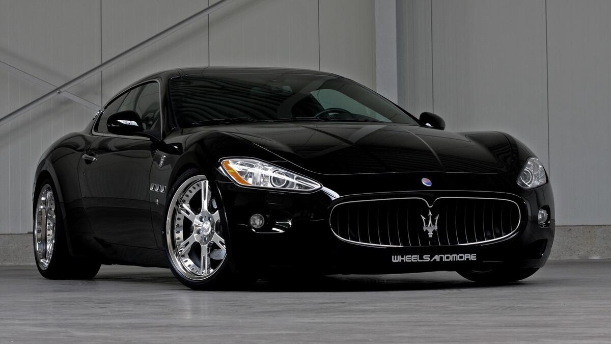 Красивый черный Maserati
