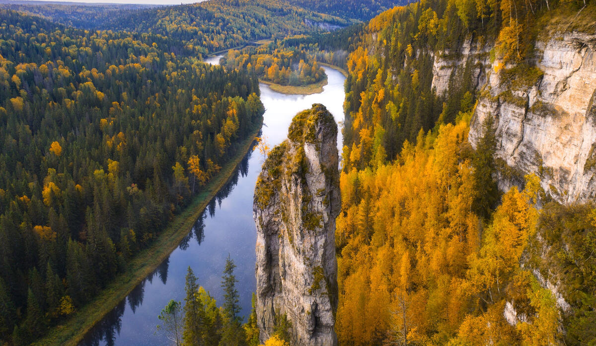 Осенняя река огибающая скалы