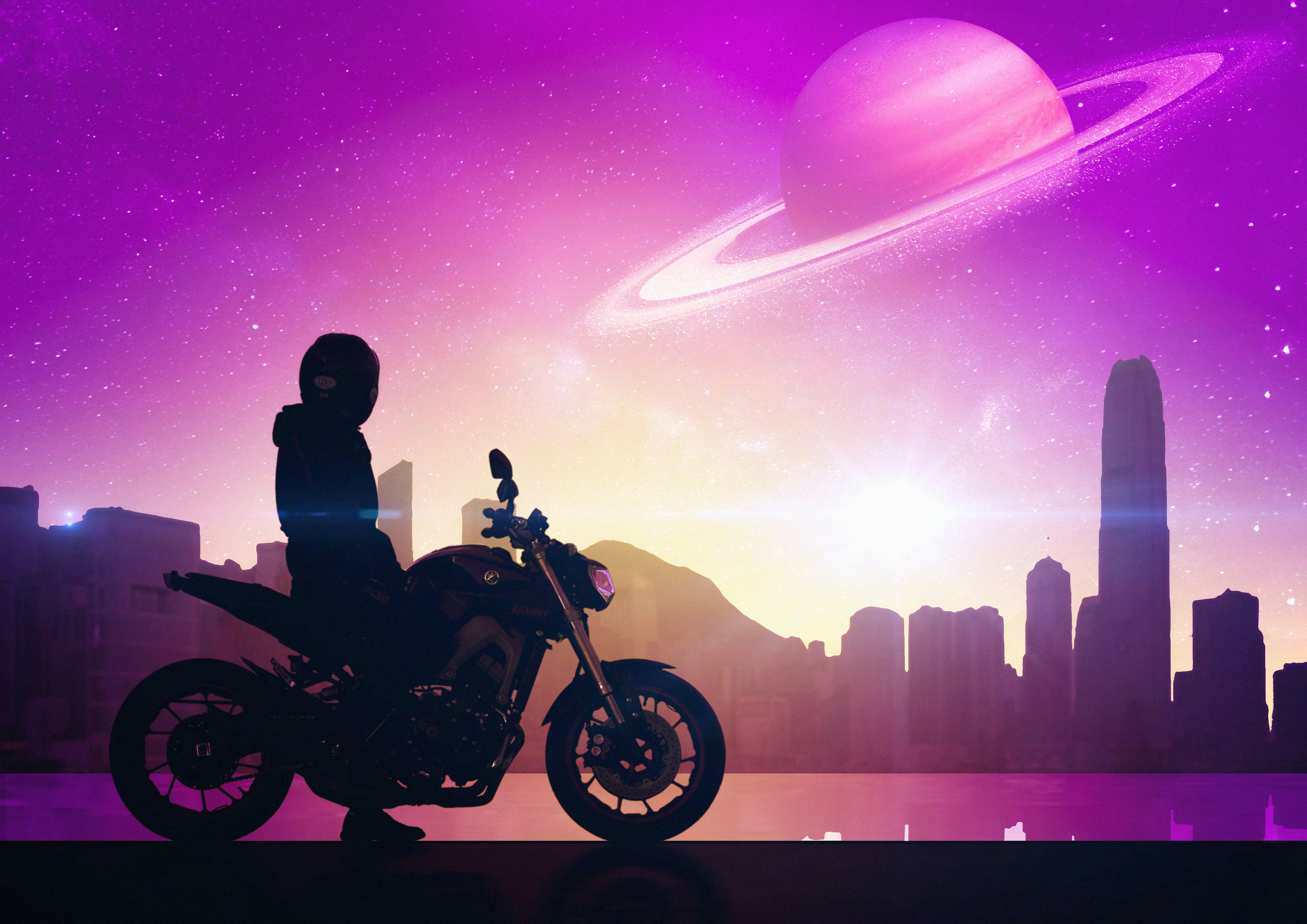 以梦幻般的日落为背景的摩托车手