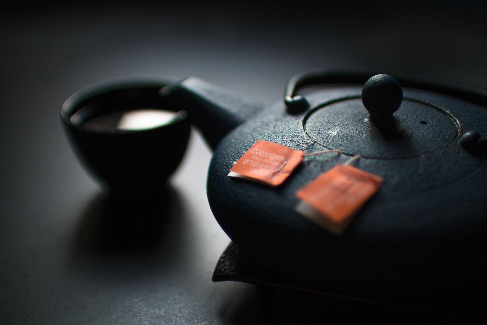 Бесплатное фото Чугунный чайник с чаем