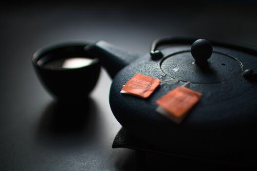Чугунный чайник с чаем