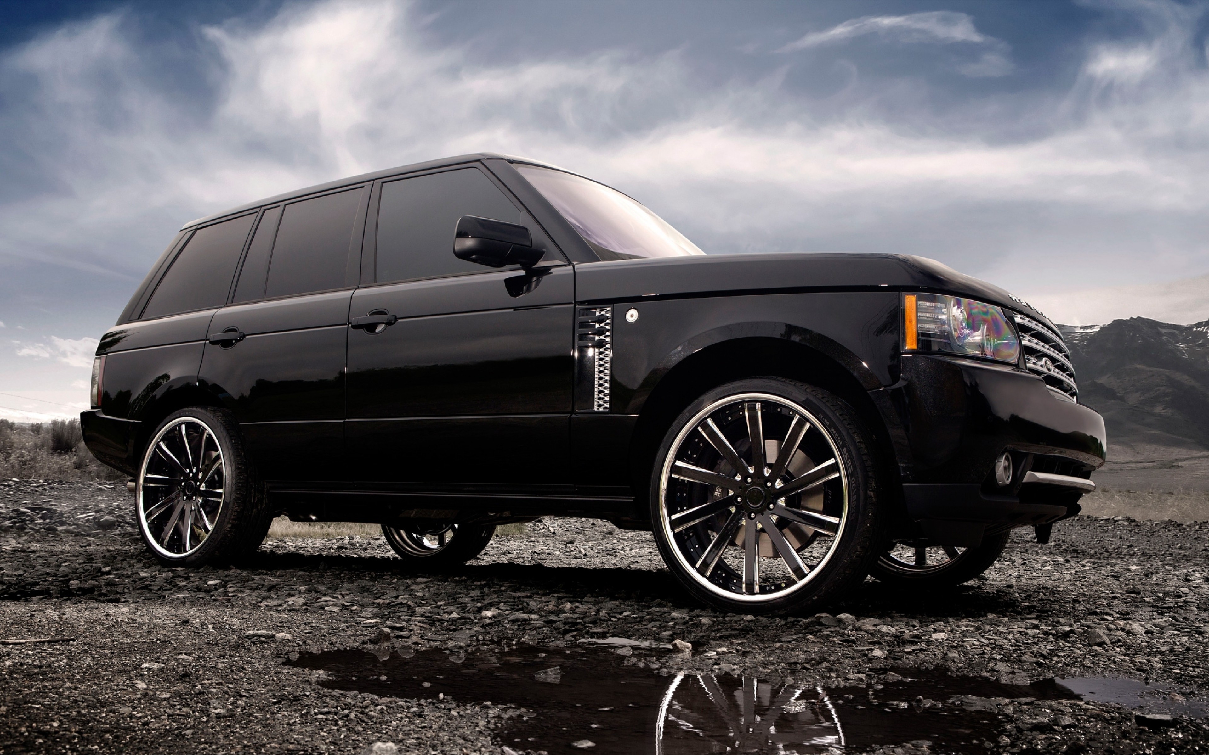 Free photo Black Range Rover on large rims