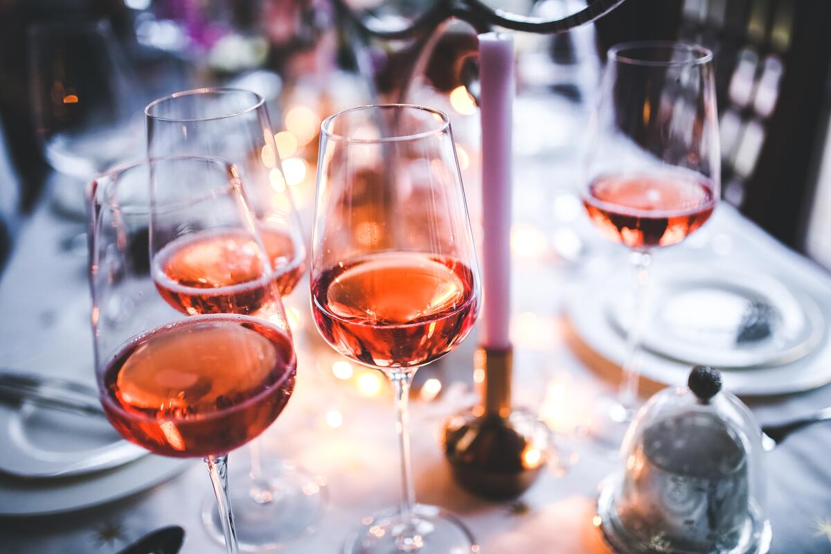 Наполовину полные бокалы вина на праздничном столе