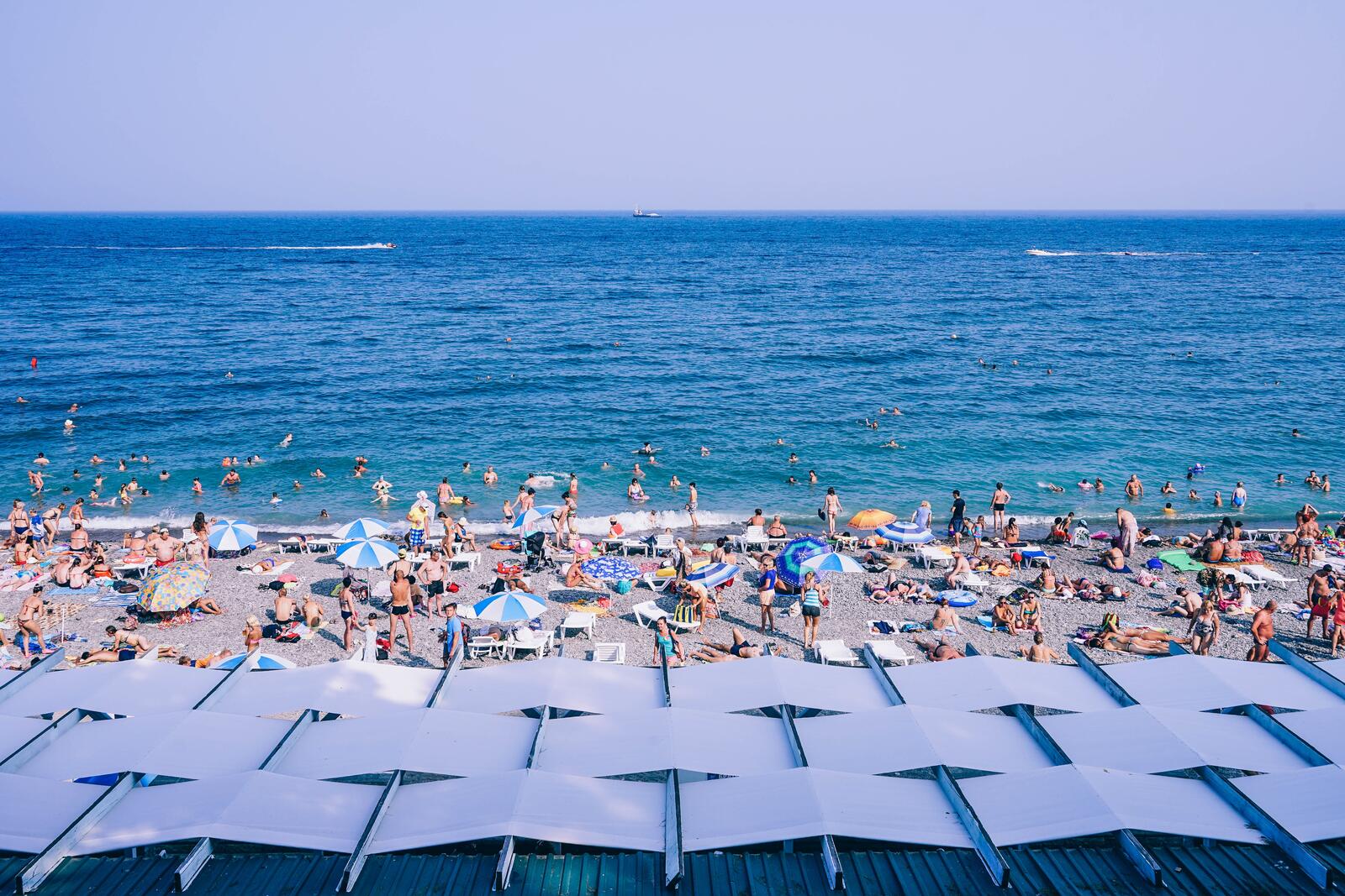 Бесплатное фото Люди отдыхающие на пляже море