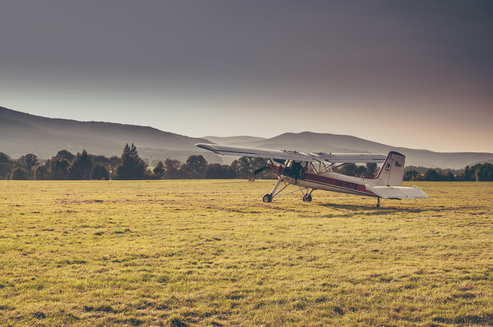 Бесплатное фото Частный самолет на поле готовится к взлету