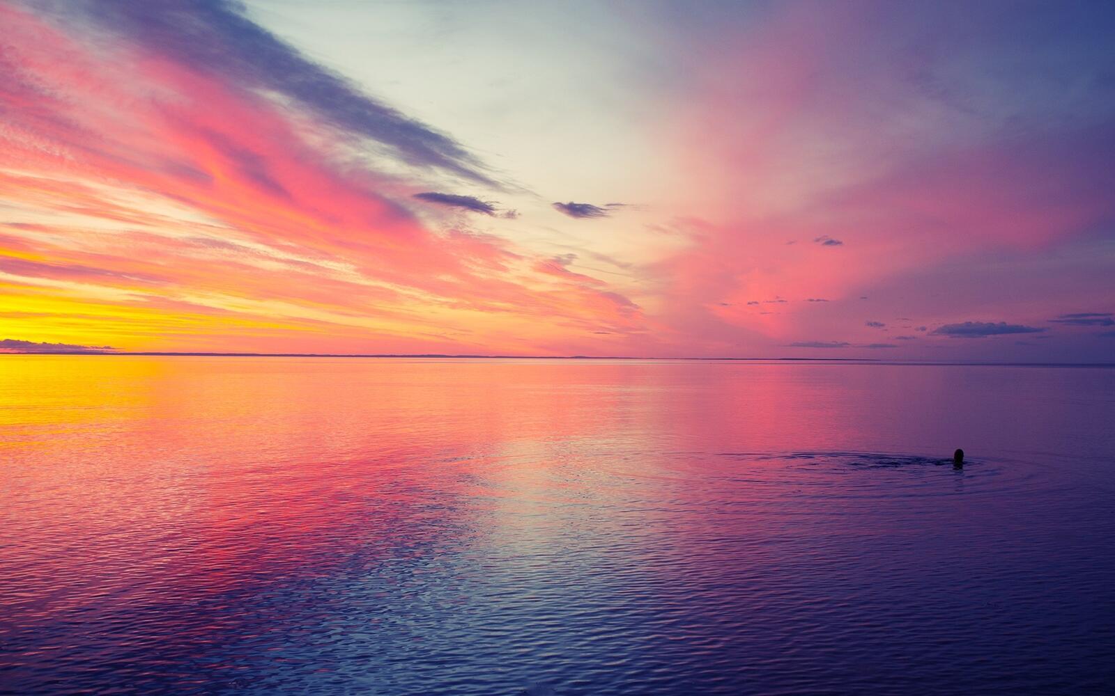 Бесплатное фото Нежный закат отражается в море