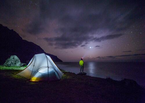 Палатка на берегу моря во тьме