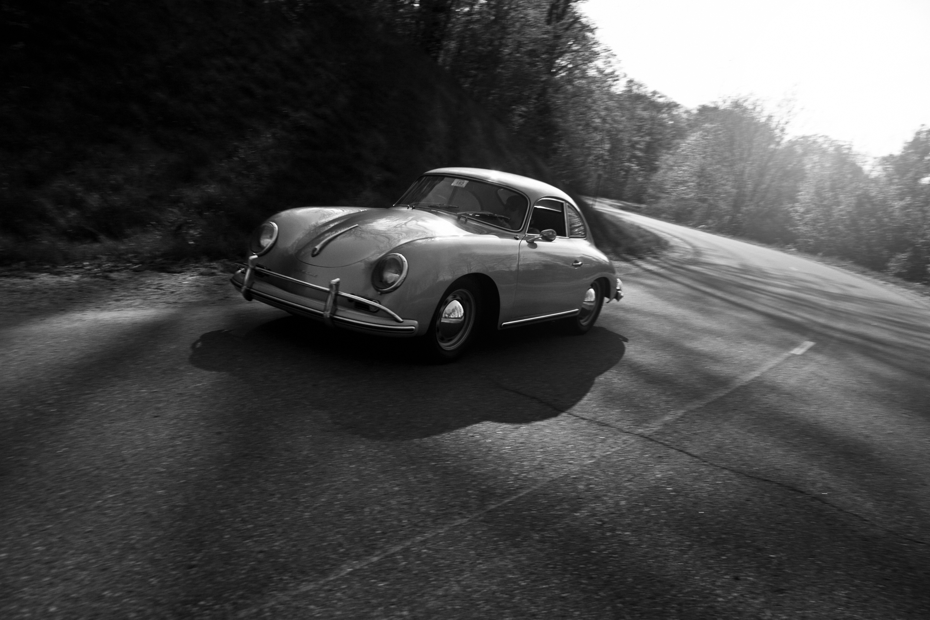 Free photo Vintage car in black and white photo