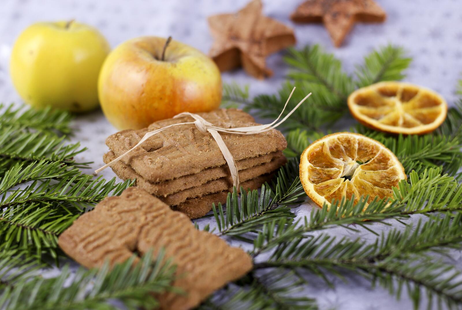 Free photo Apples with cookies and pine branches