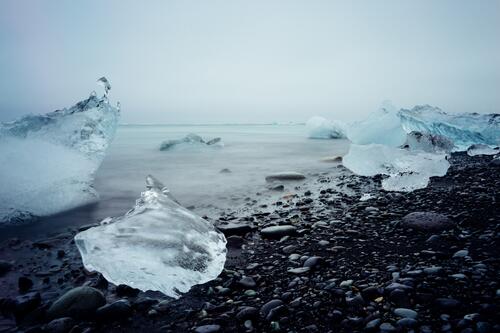 Ледяные глыбы на берегу моря