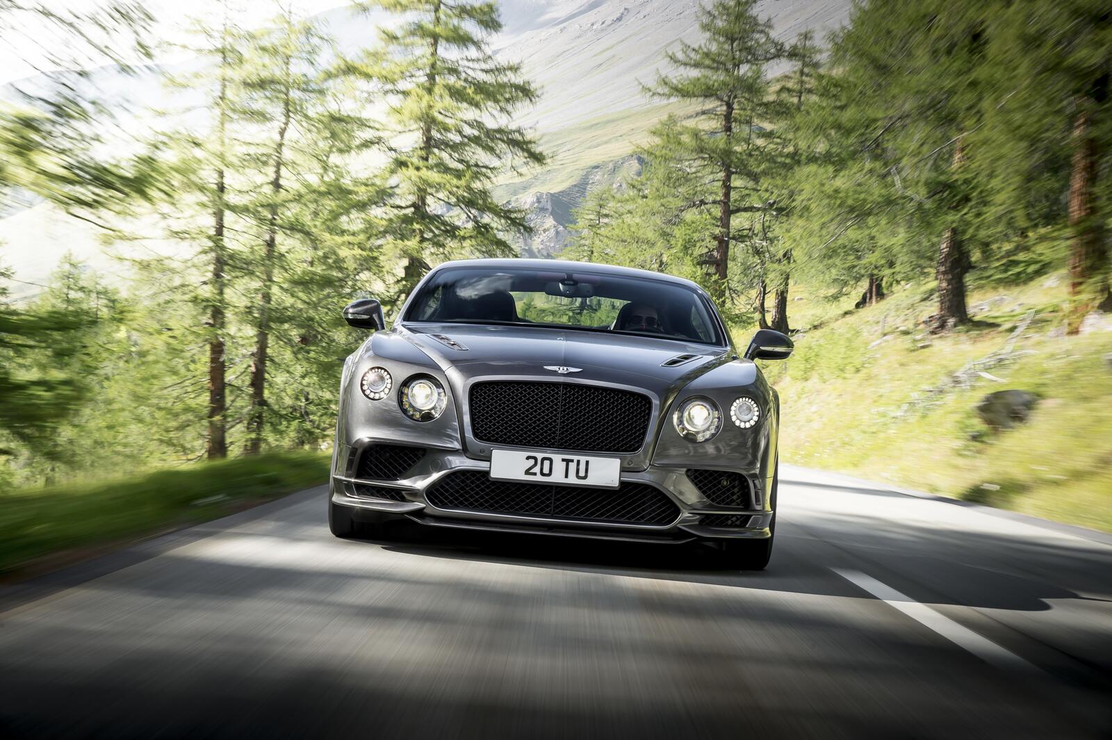 Бесплатное фото Bentley Continental GT серым цветом в движении