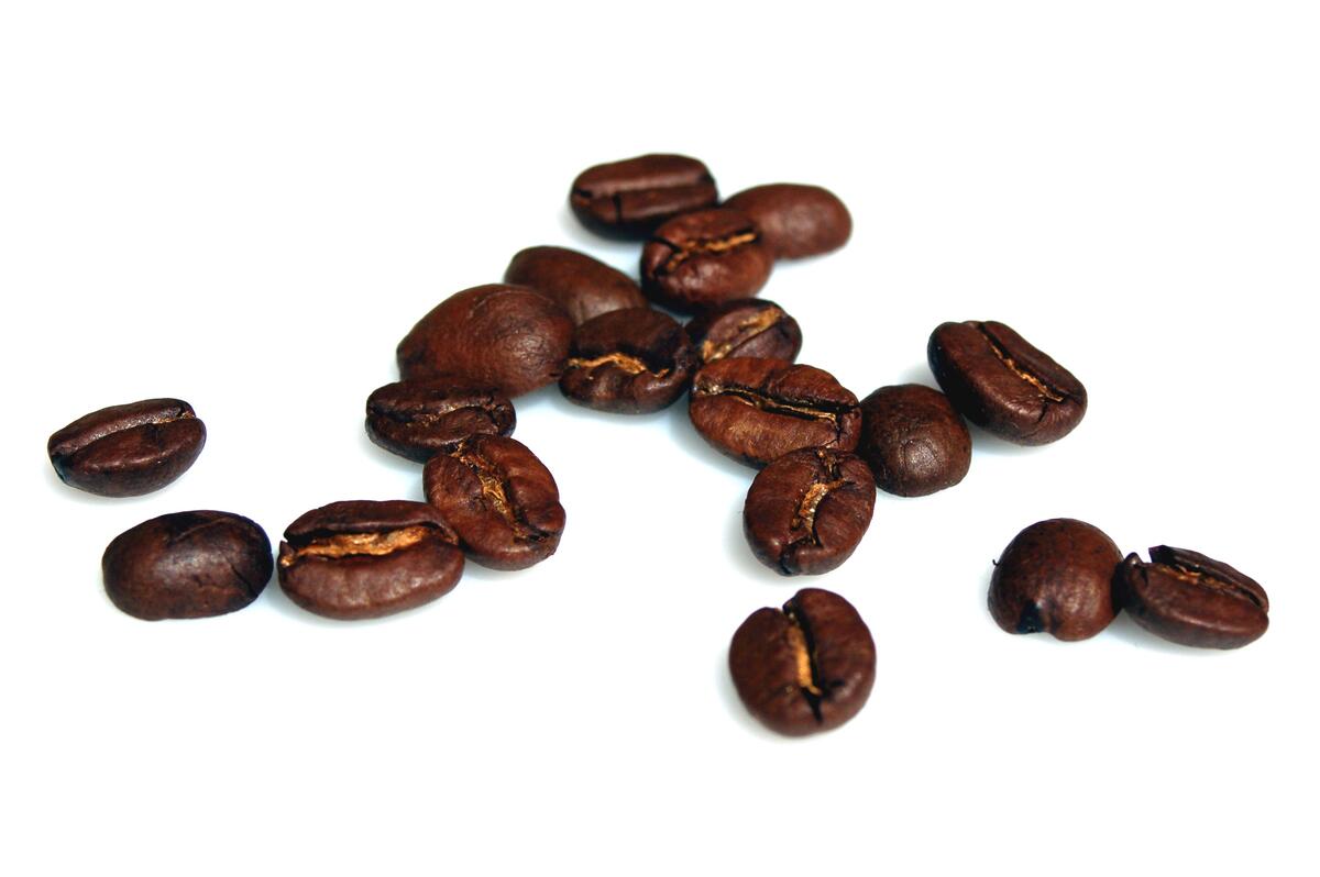 Зерна кофе на белом фоне