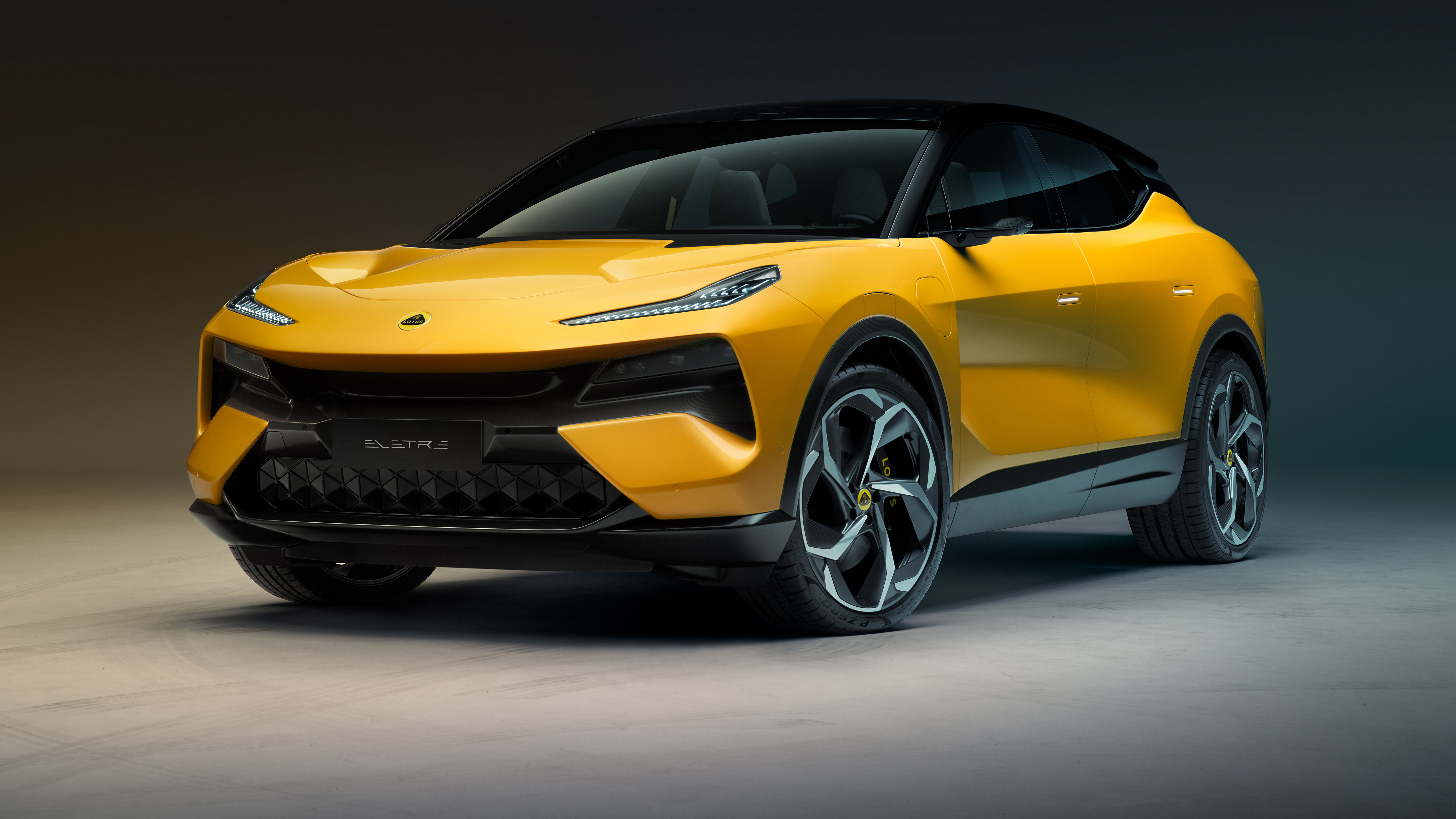 Желтая машина Lotus Eletre 2023 года