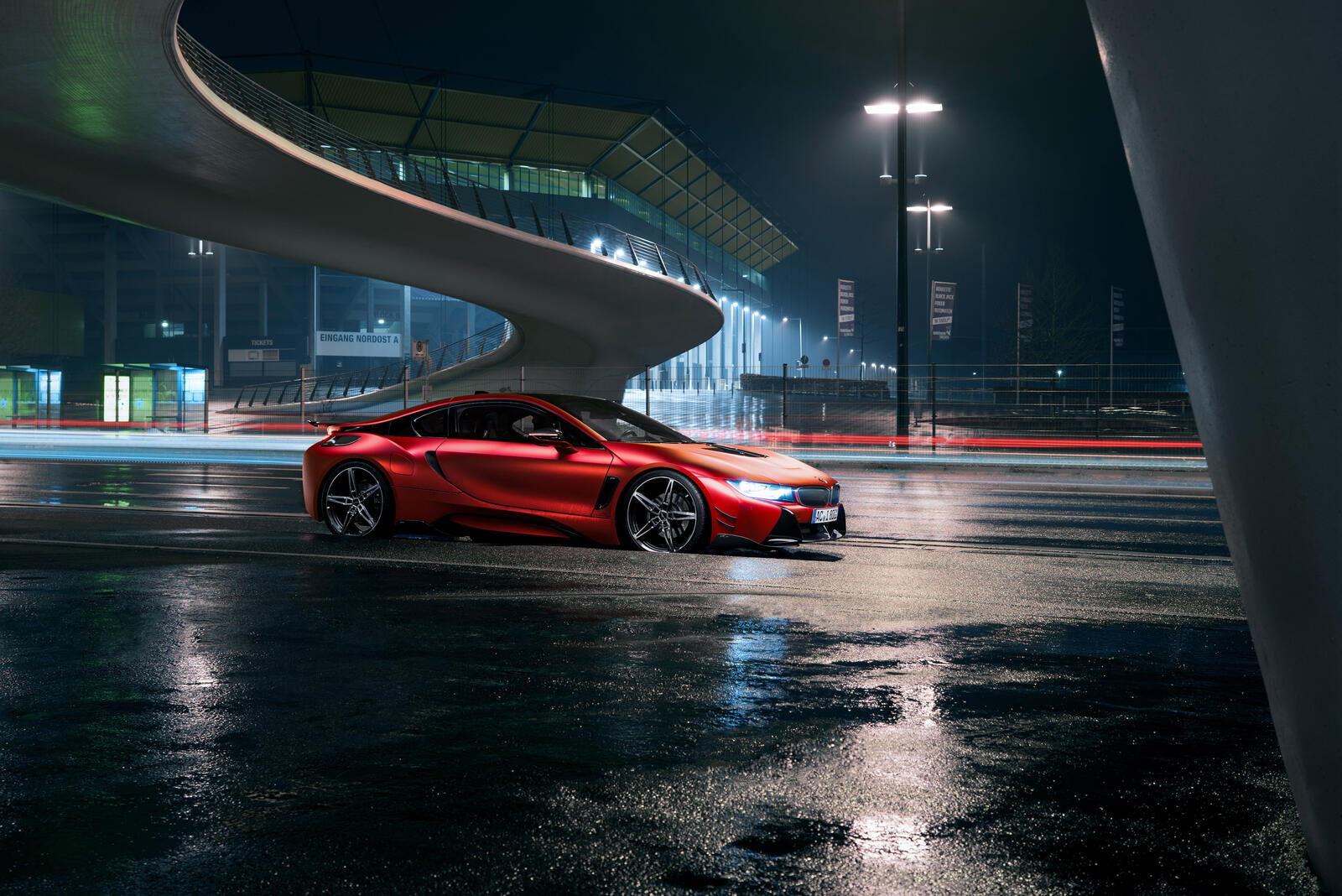 Бесплатное фото Картинка с красной BMW I8 на ночной дороге