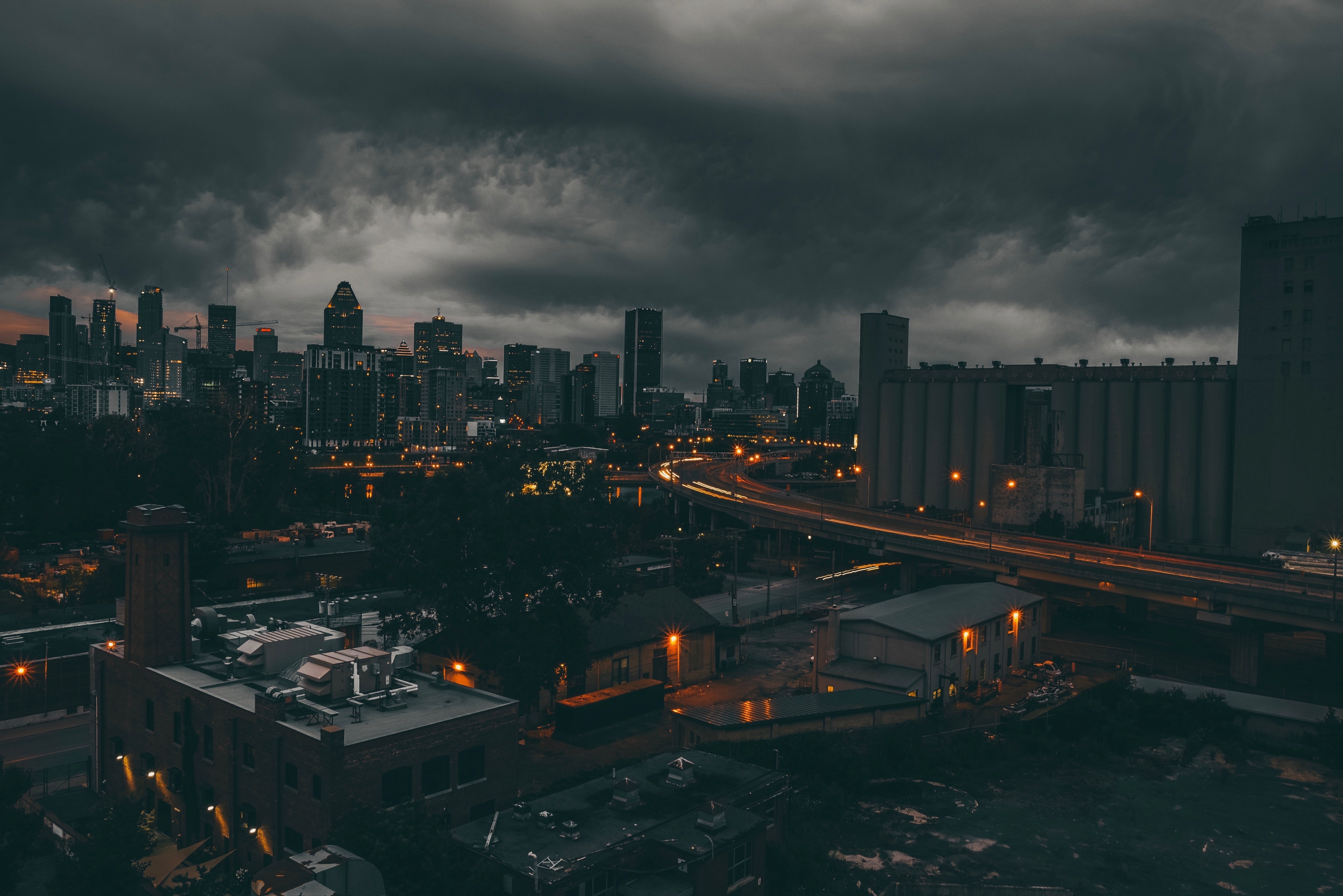 免费照片黑夜中的城市