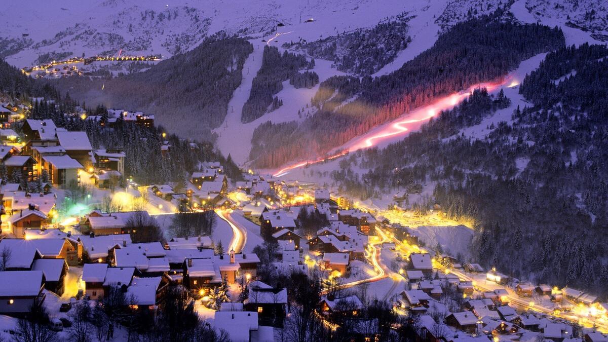 Вечерняя деревня в снежных горах
