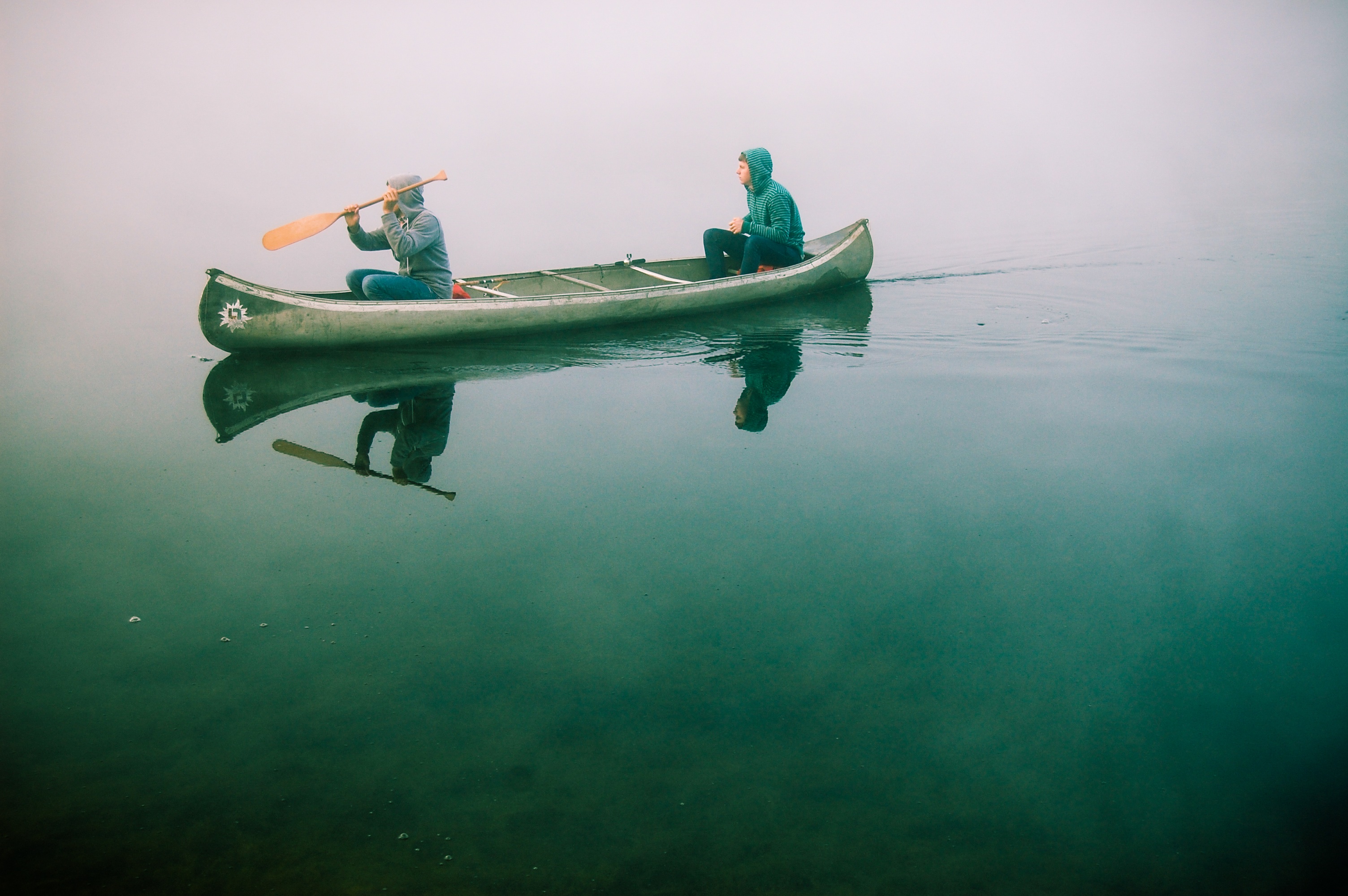 Бесплатное фото Люди передвигаются по реке на лодке с веслом