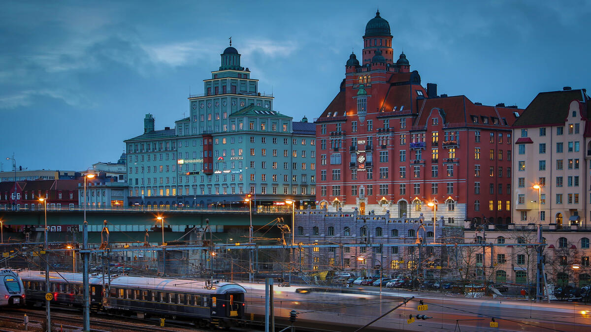 Железнодорожный вокзал на закате в Швеции