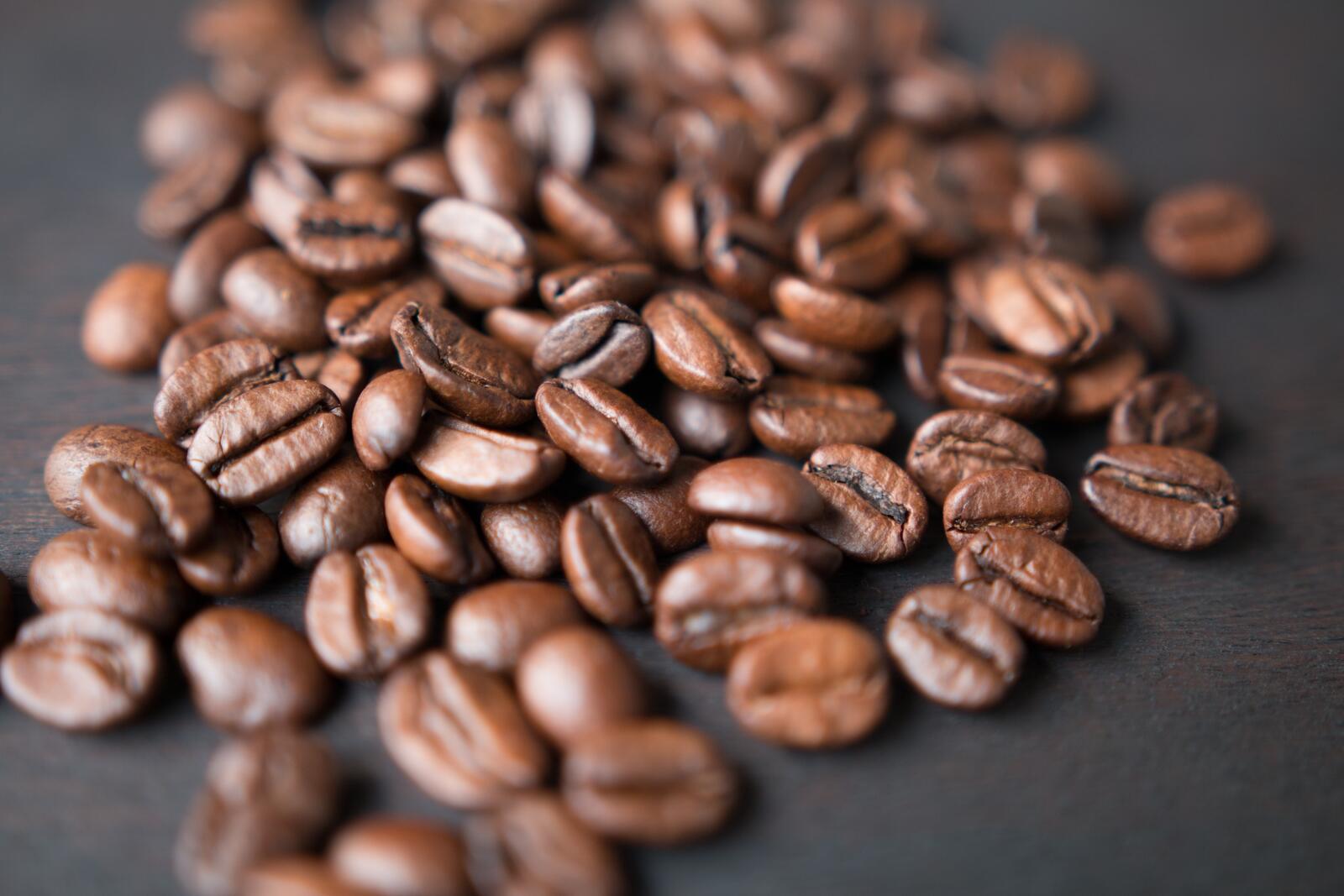 Free photo Coffee beans on black background