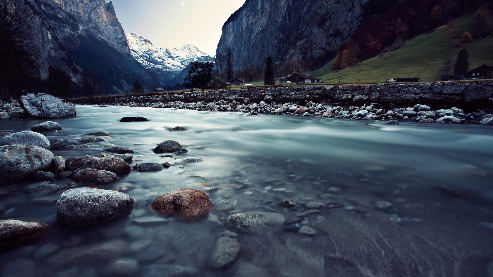 Free photo A shallow river among the mountains