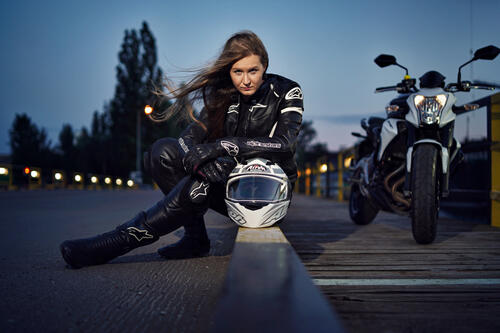 Девушка ночью возле мотоцикла