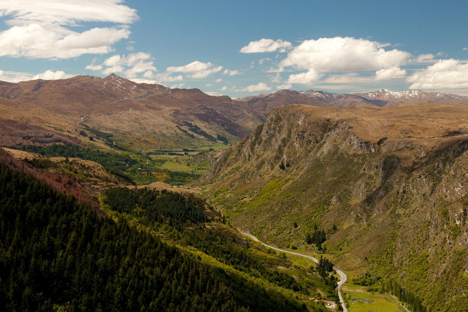Бесплатное фото Дорога у подножья больших гор