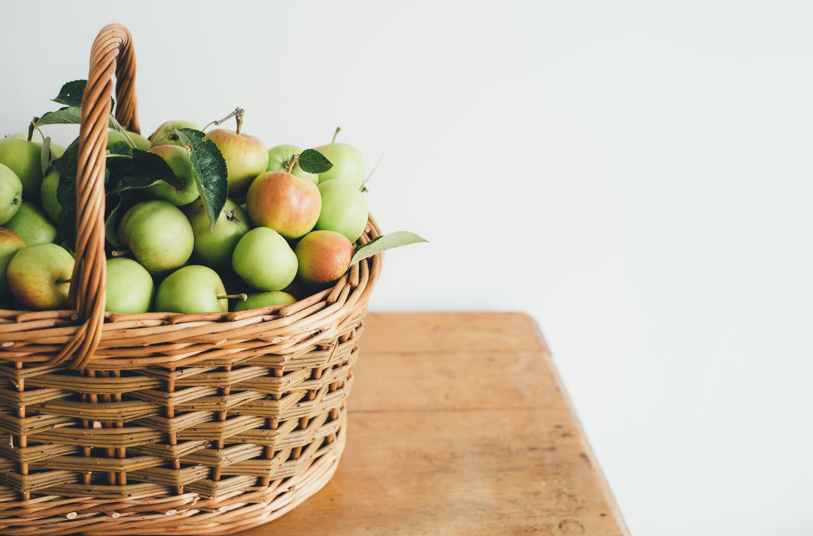 Бесплатное фото Корзинка с зелеными яблочками
