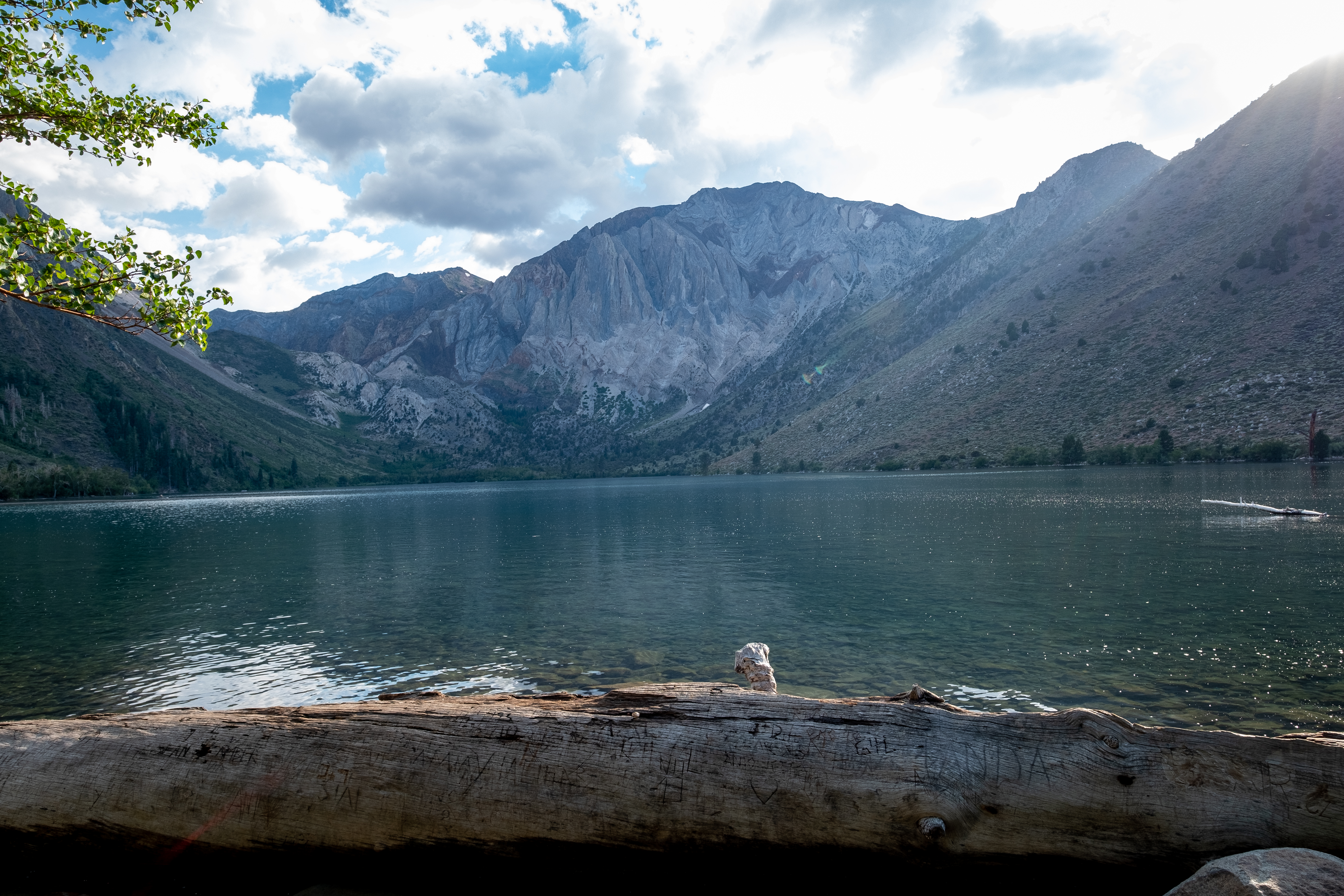 Бесплатное фото Мелководное озеро с прозрачной водой в горной местности