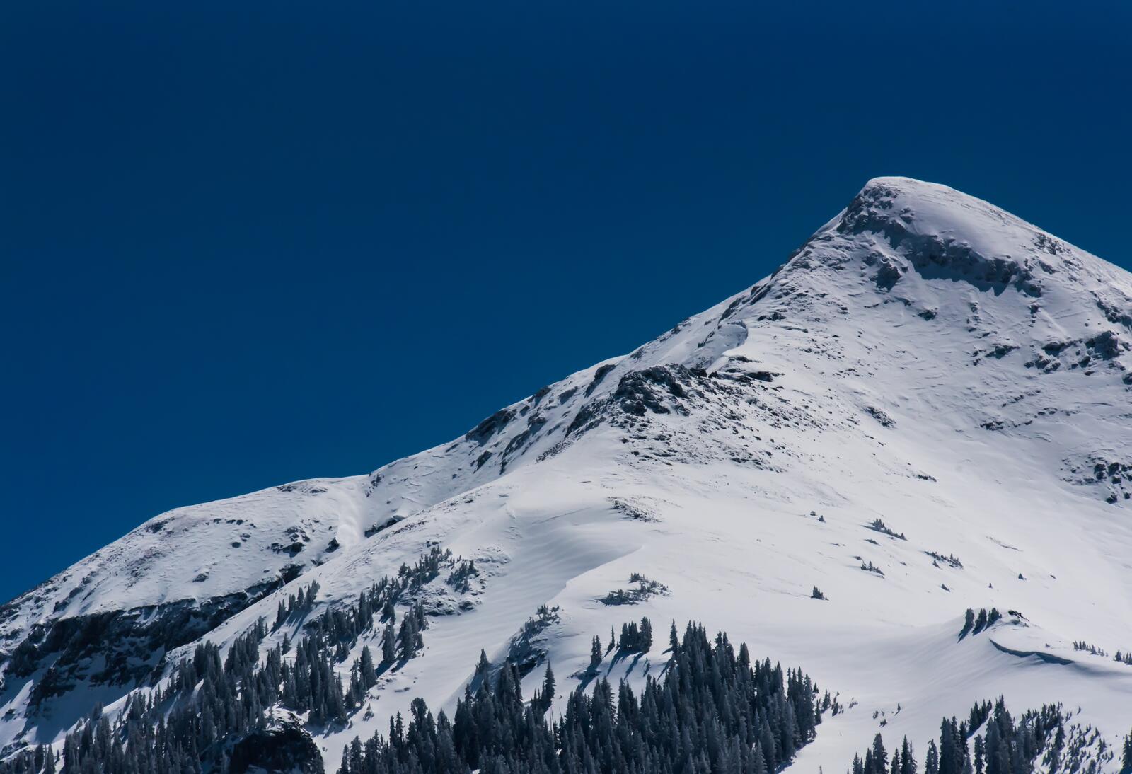 Free photo A large snowy mountain against a blue sky
