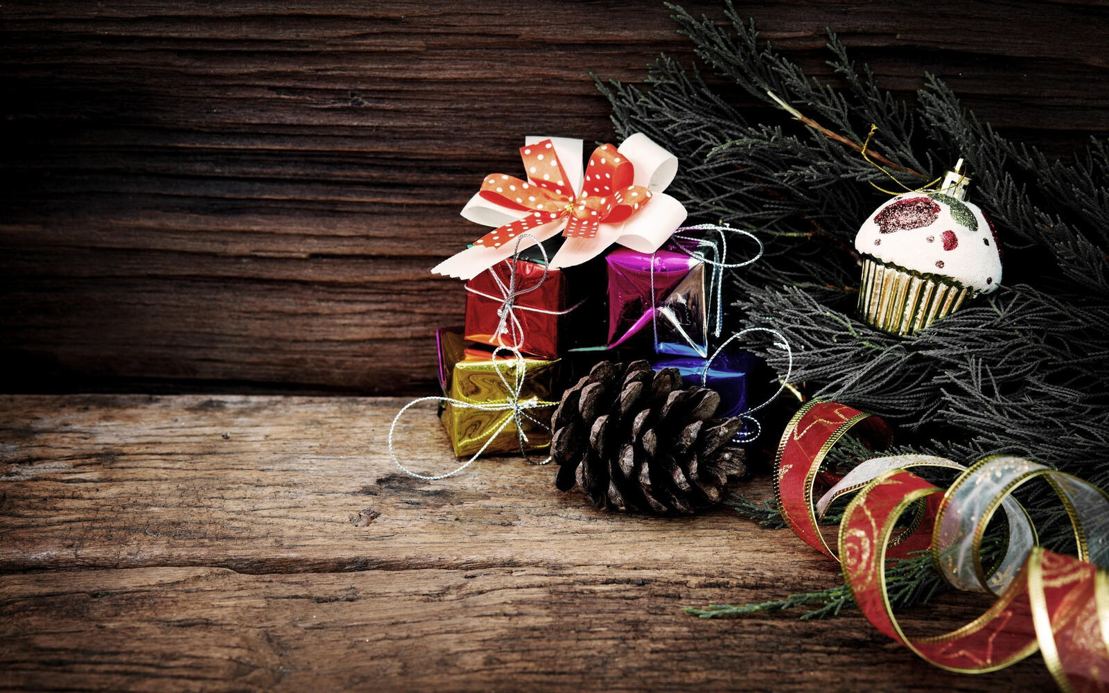 Бесплатное фото Рождественское настроение с игрушками и подарками