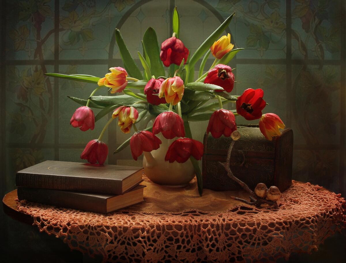 Букет красных тюльпанов в вазе