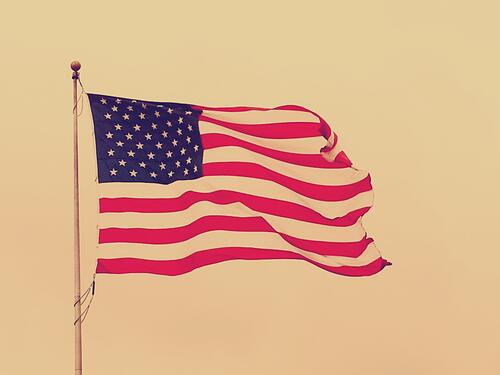 Флаг США развивается на ветру
