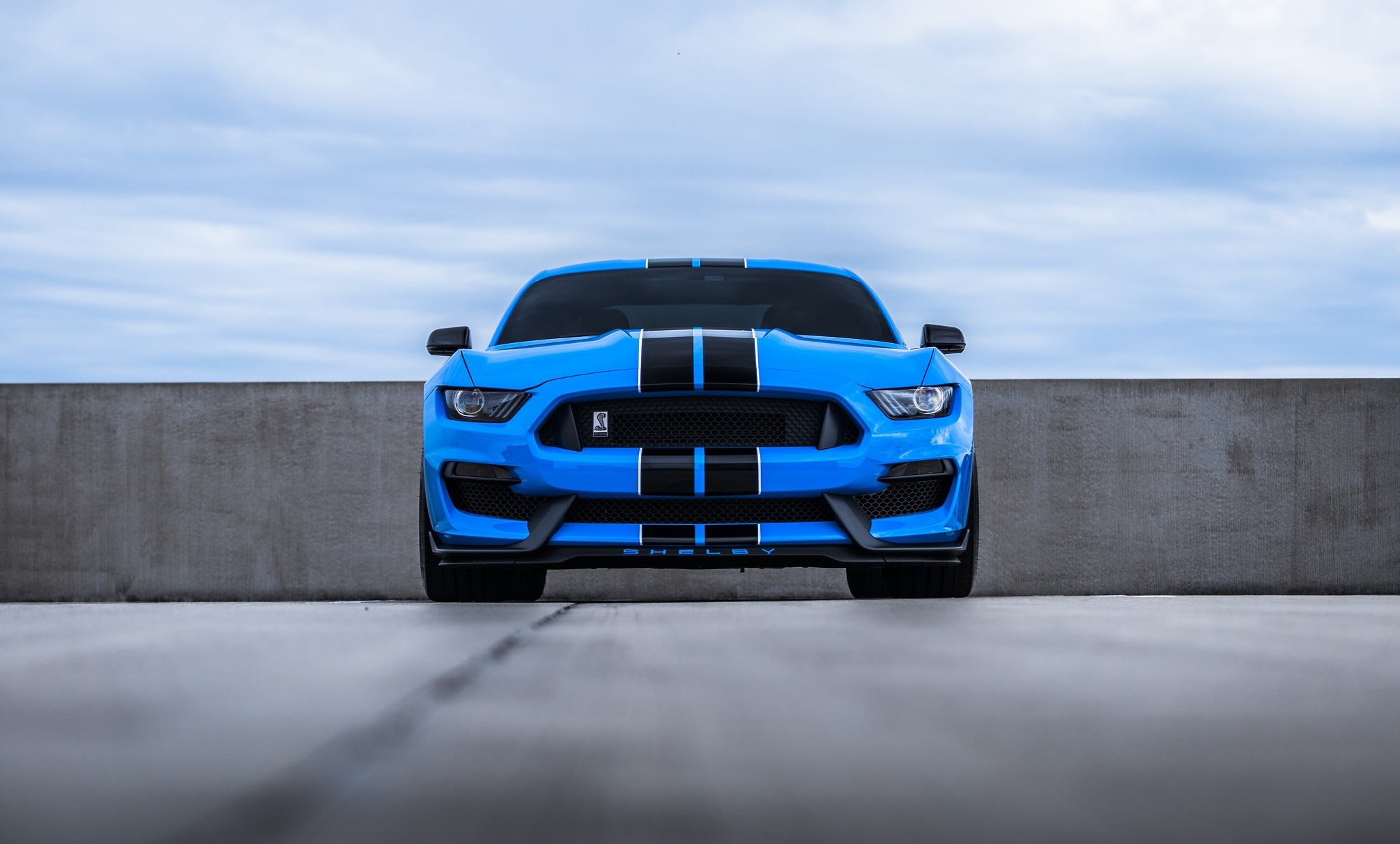 Синий Ford Mustang с черными полосами