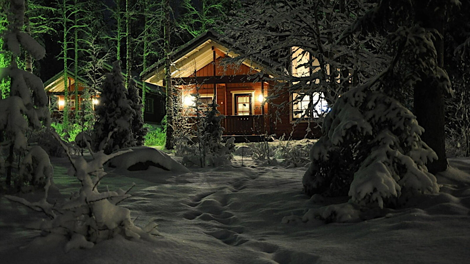 Бесплатное фото Загородный дом в зимнем лесу