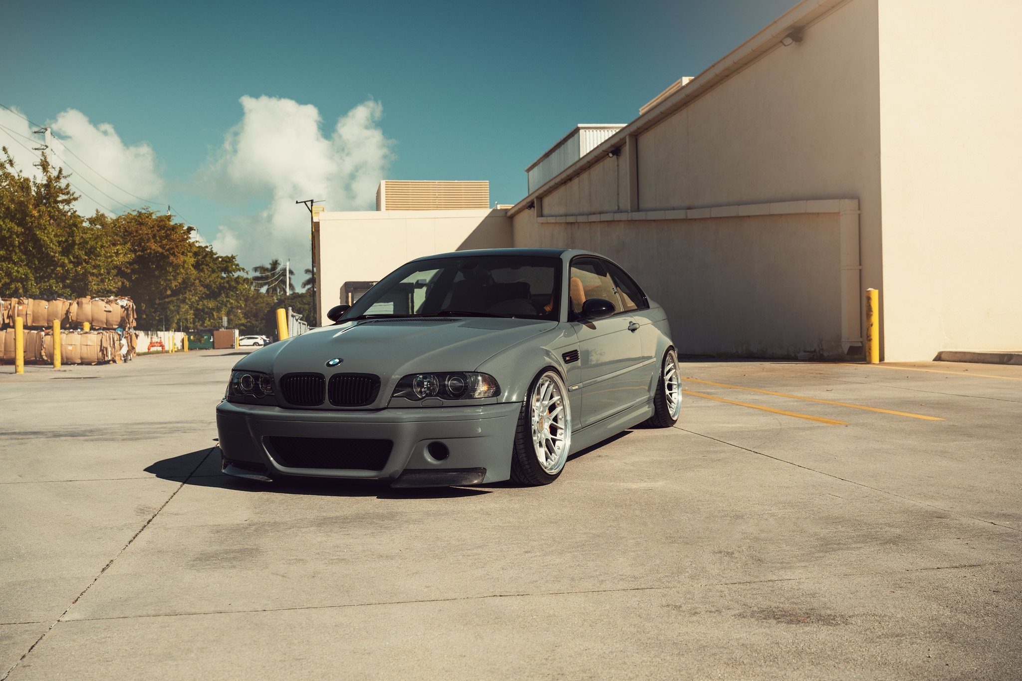 Free photo Bmw m3 e46 in cool gray color
