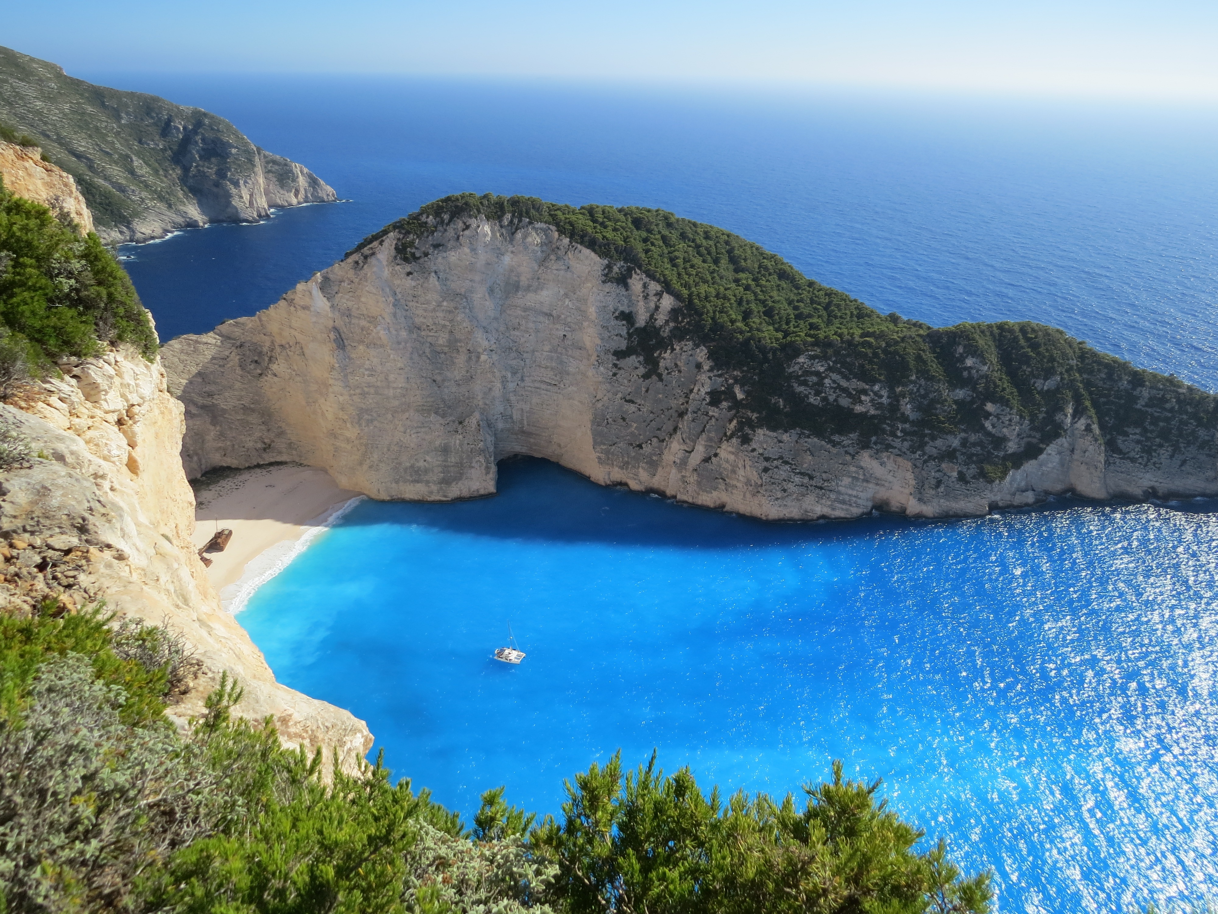 Красивый пляж в Греции с песком и горами