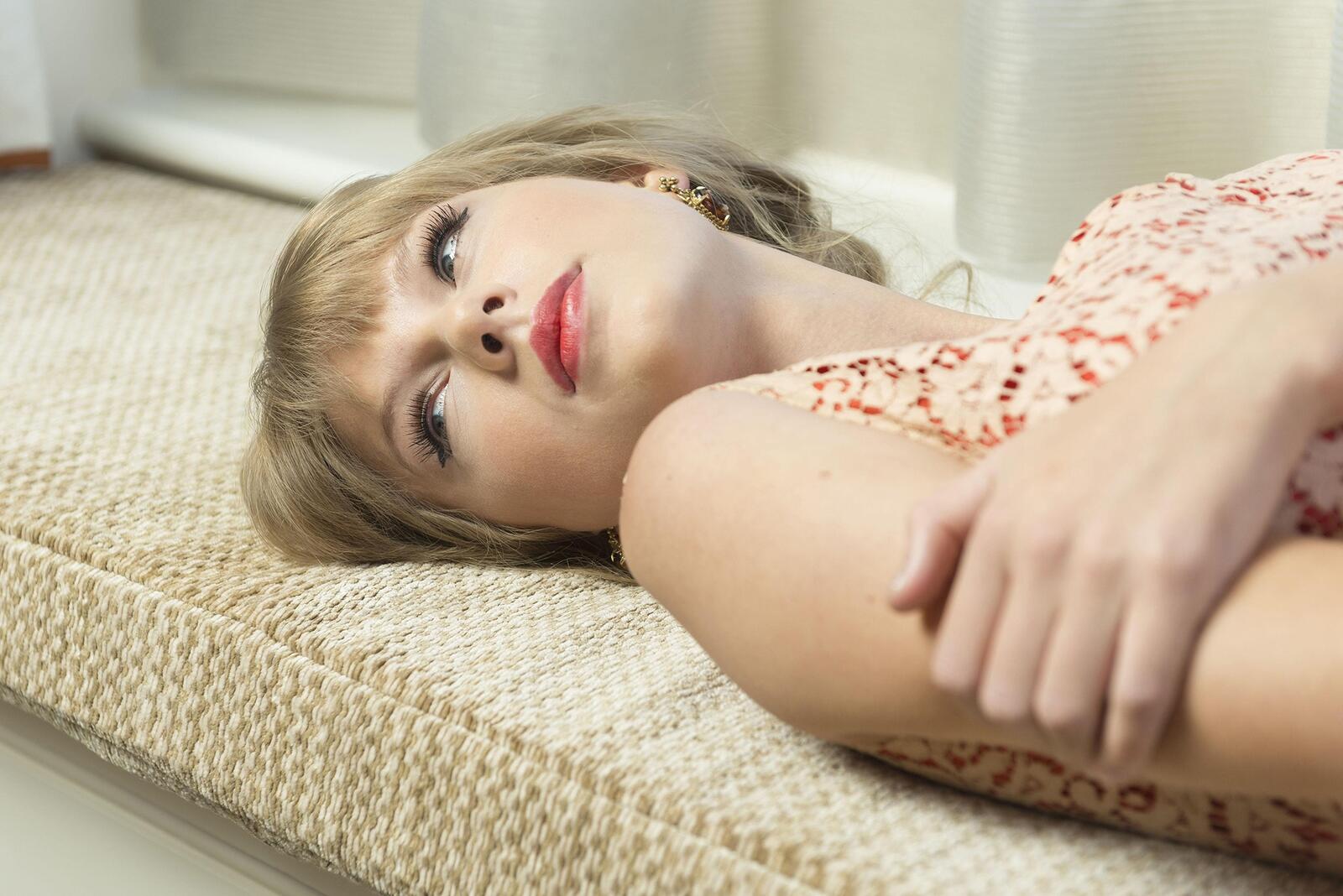 Бесплатное фото Тейлор Свифт лежа на диване
