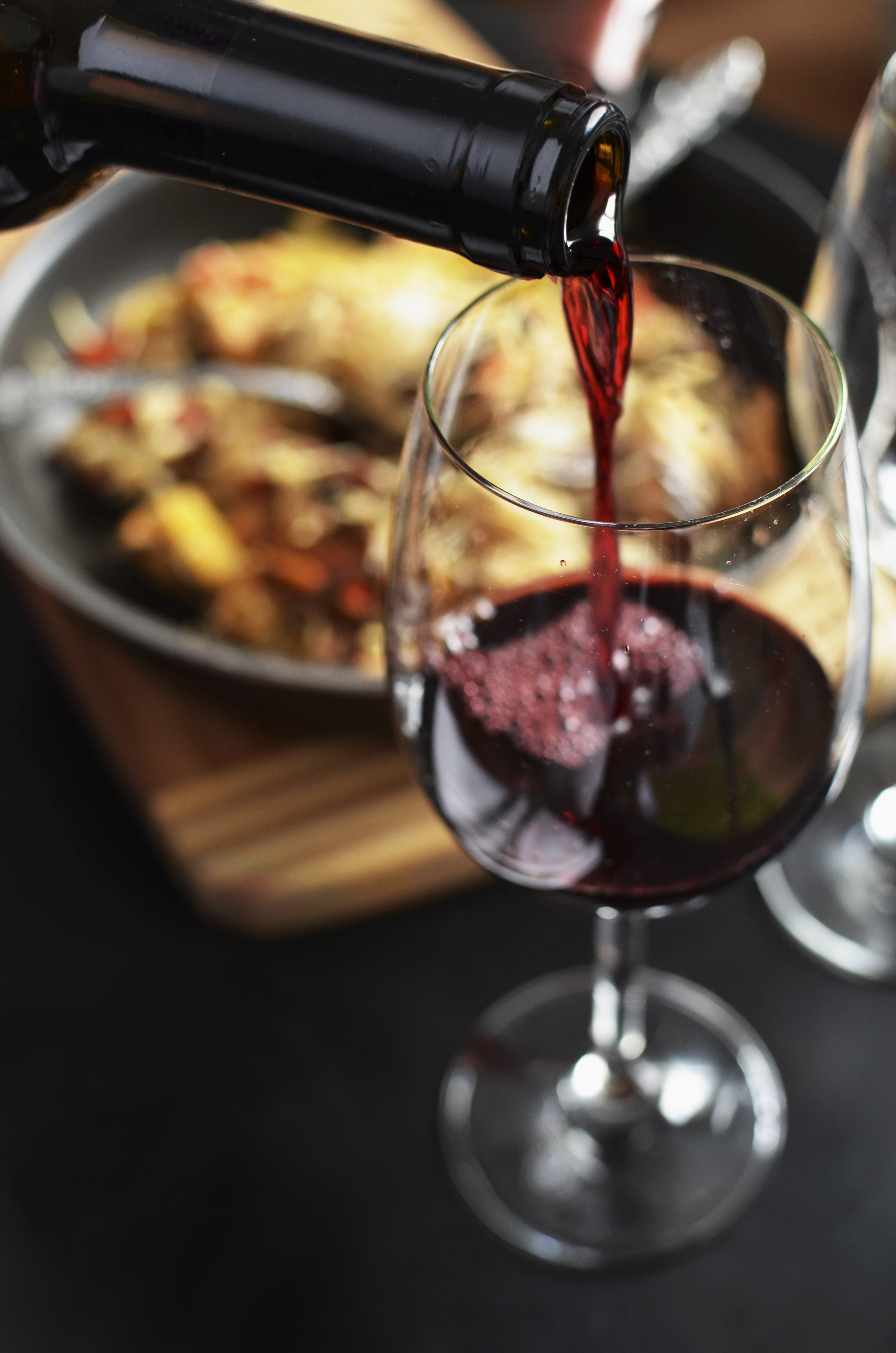Free photo Wallpaper with red wine pouring into a glass