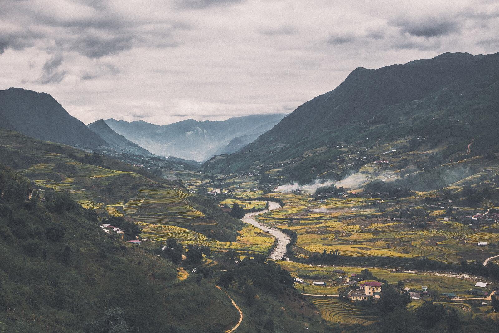 Бесплатное фото Река в долине гор