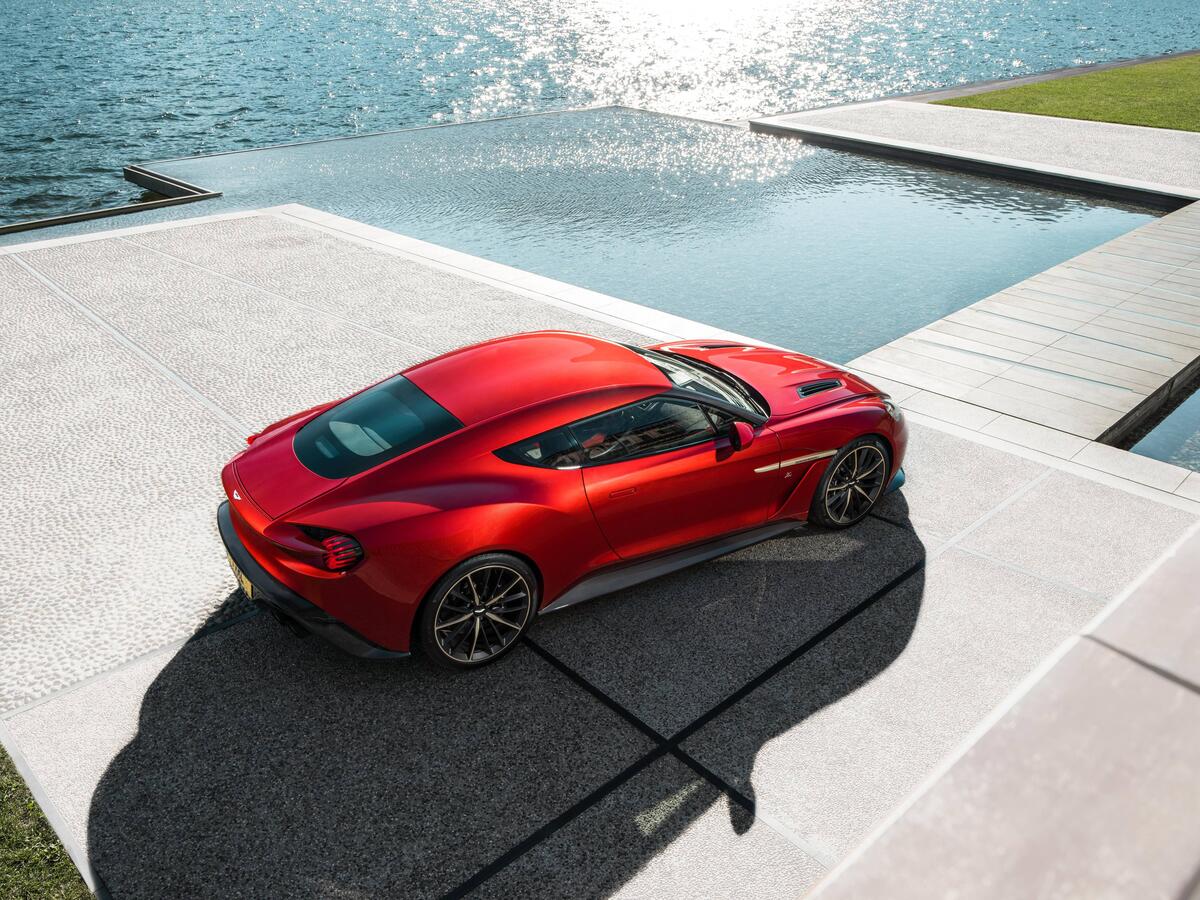 Aston Martin in kendi red.