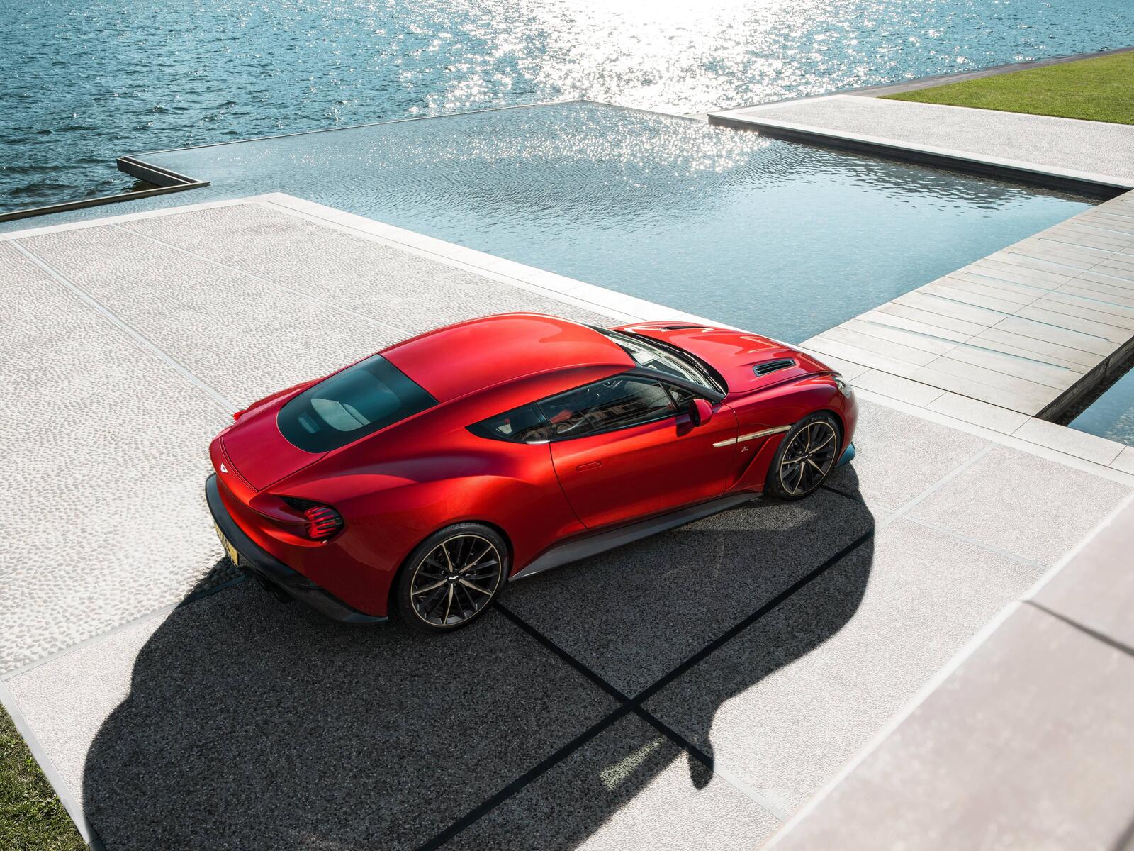 Бесплатное фото Aston Martin в цвете красный кенди