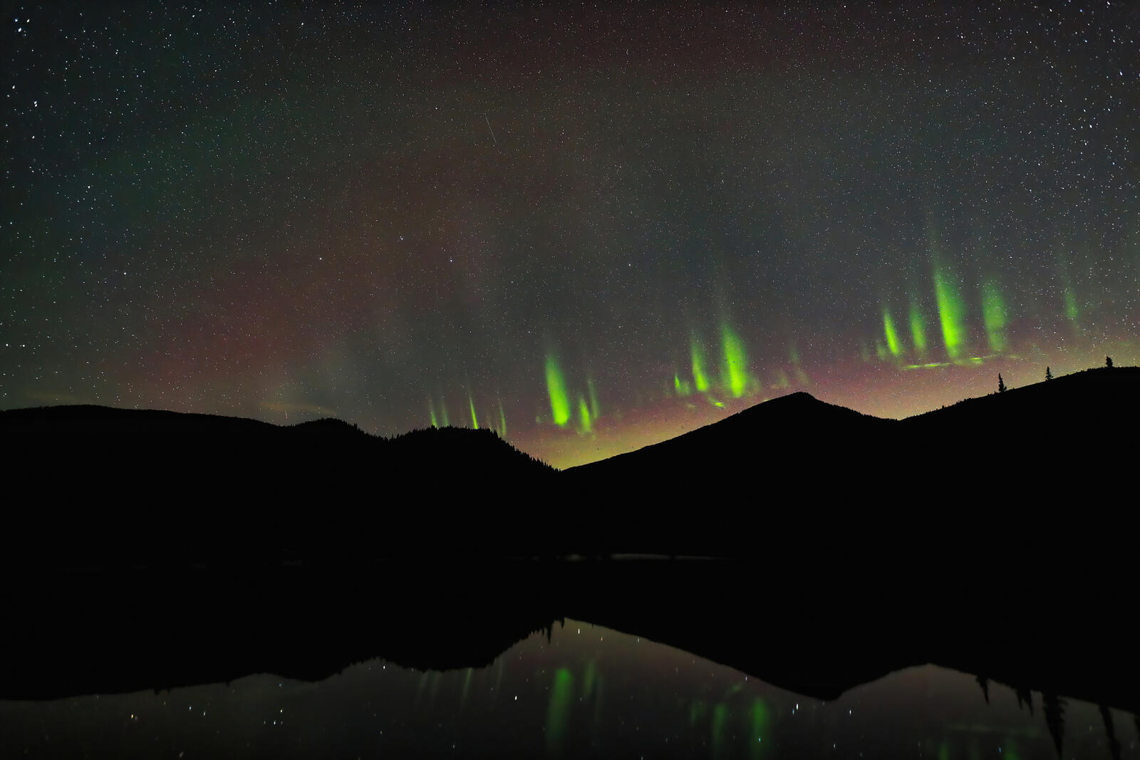 Free photo Northern Lights over the mountains
