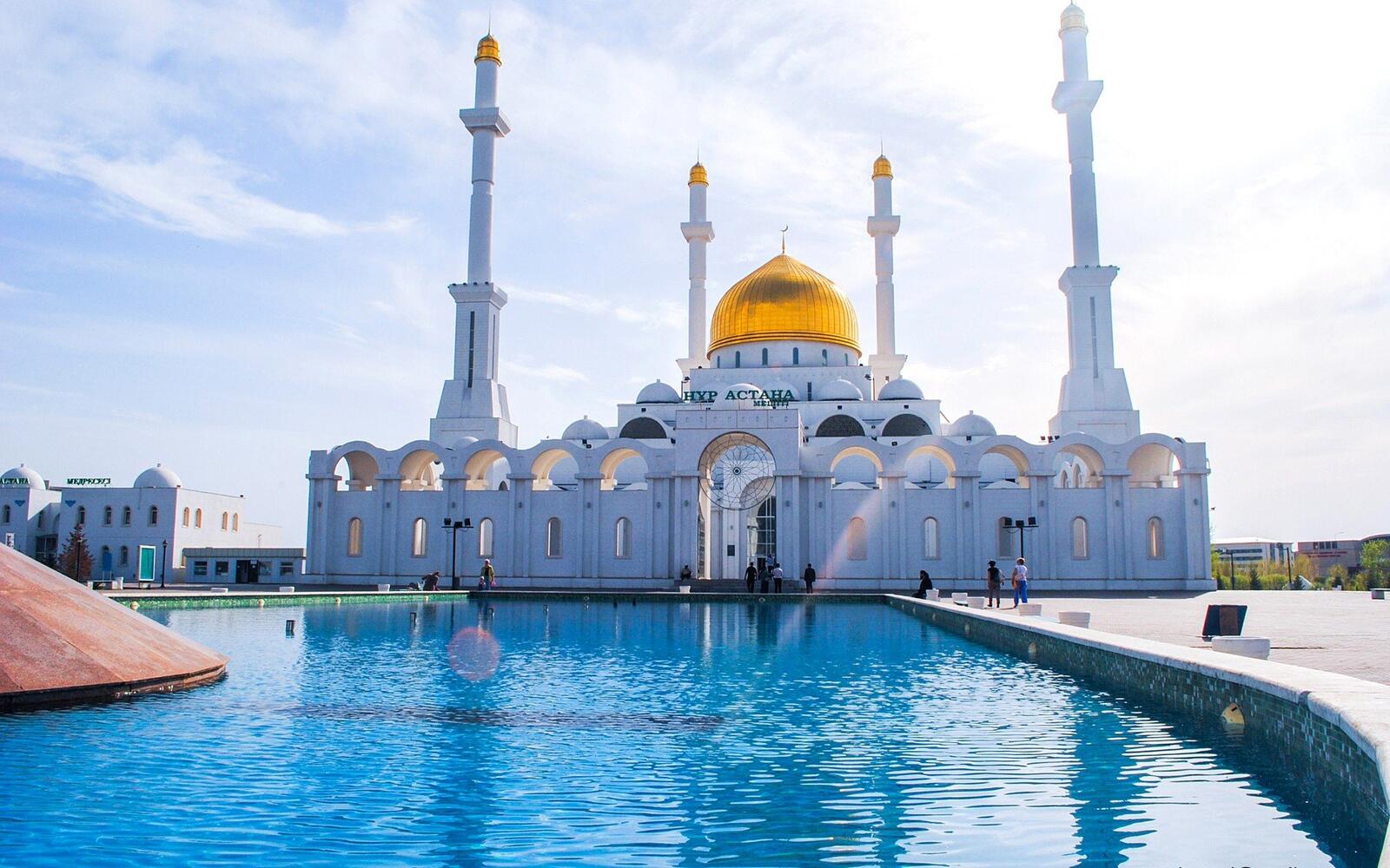 Бесплатное фото Большой бассейн рядом с мечетью