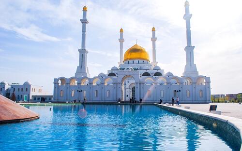 Большой бассейн рядом с мечетью
