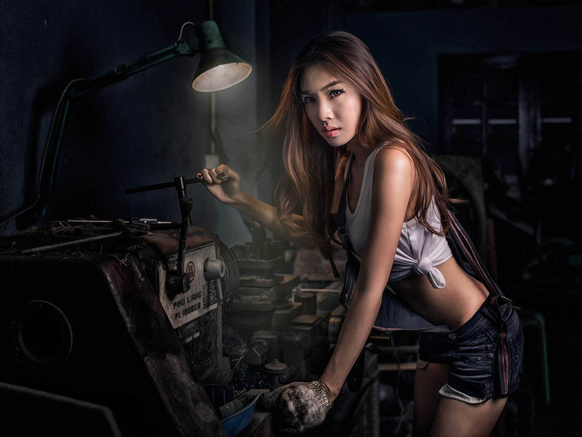 Бесплатное фото Девушка механик азиатской внешности