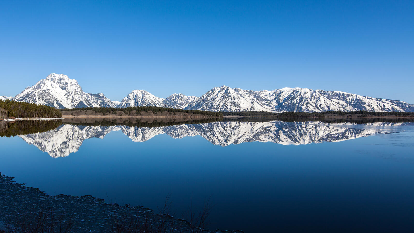 Бесплатное фото Снежные вершины отражаются в озере