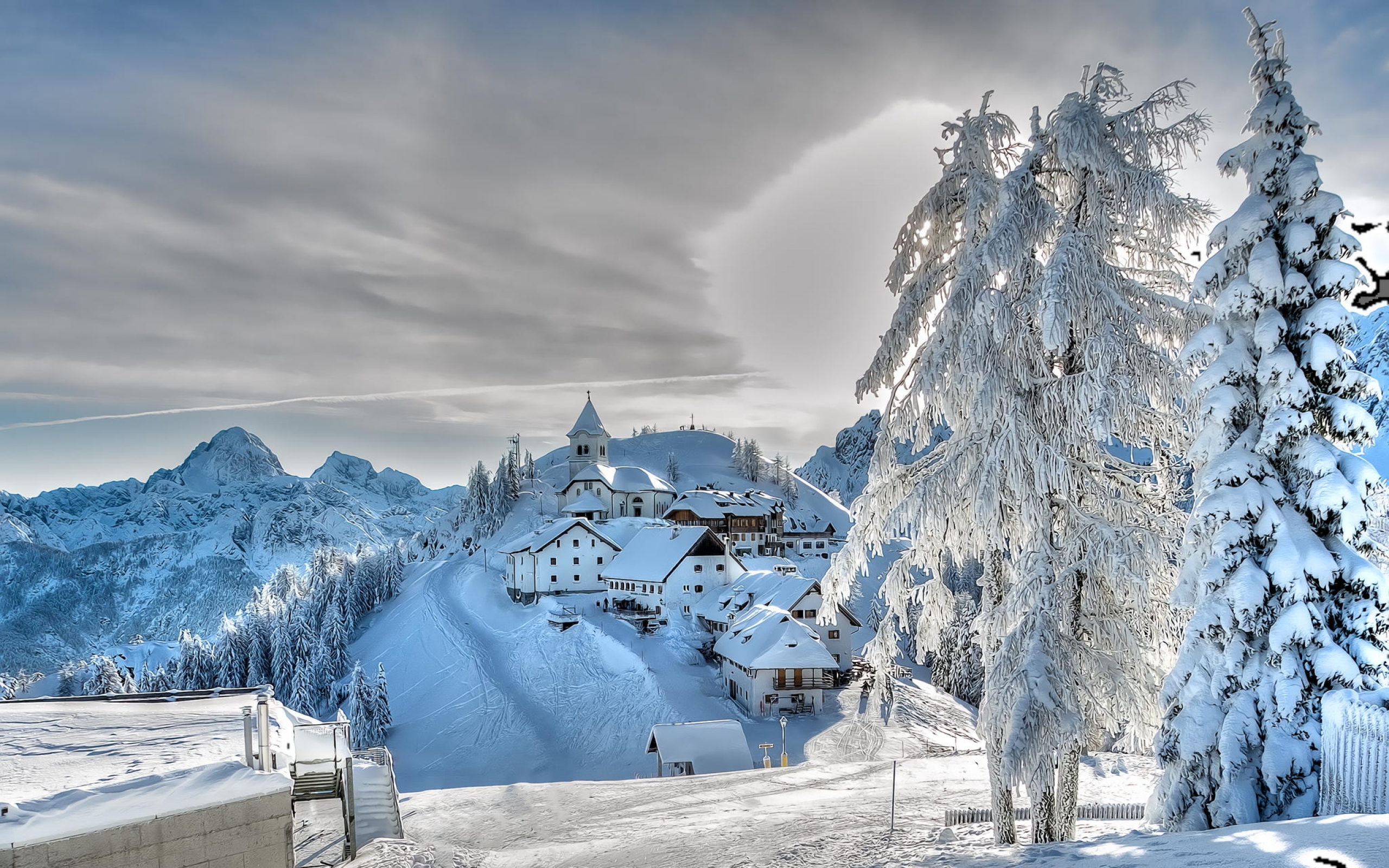 Бесплатное фото Город на склоне горы в Румынии зимой