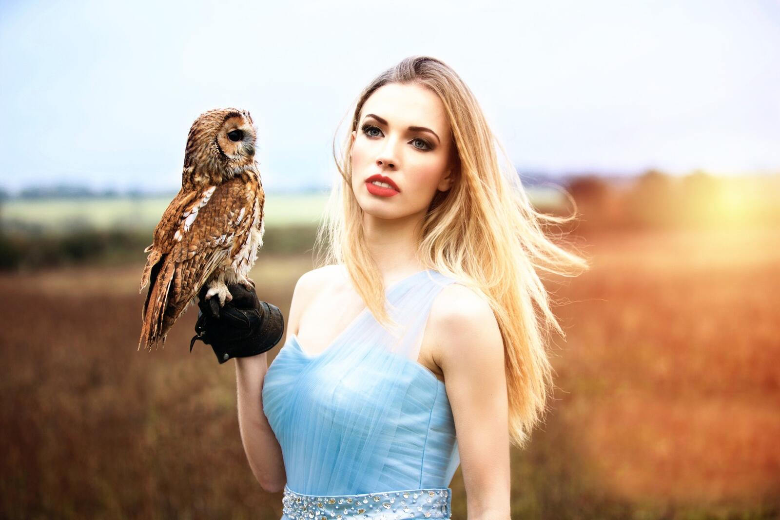 Free photo Portrait of a girl with an owl
