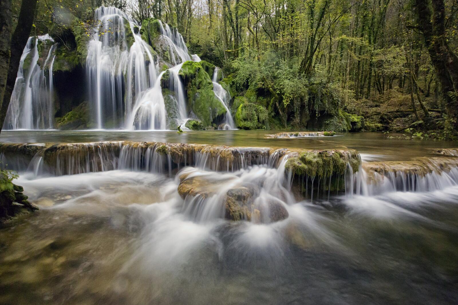 Бесплатное фото Красивый водопад в джунглях